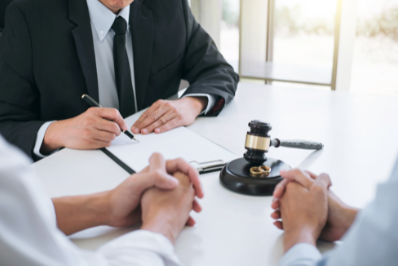 couple signant papiers divorce